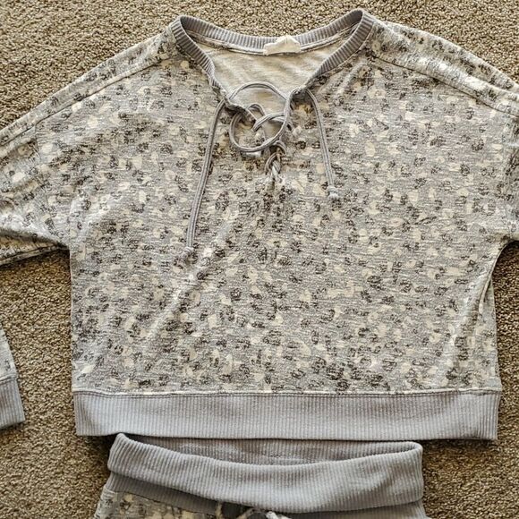 Tipple PJ'S,  crop top, elastic waist. Size medium, gray/white. Adorable,  cozy. - Picture 2 of 8